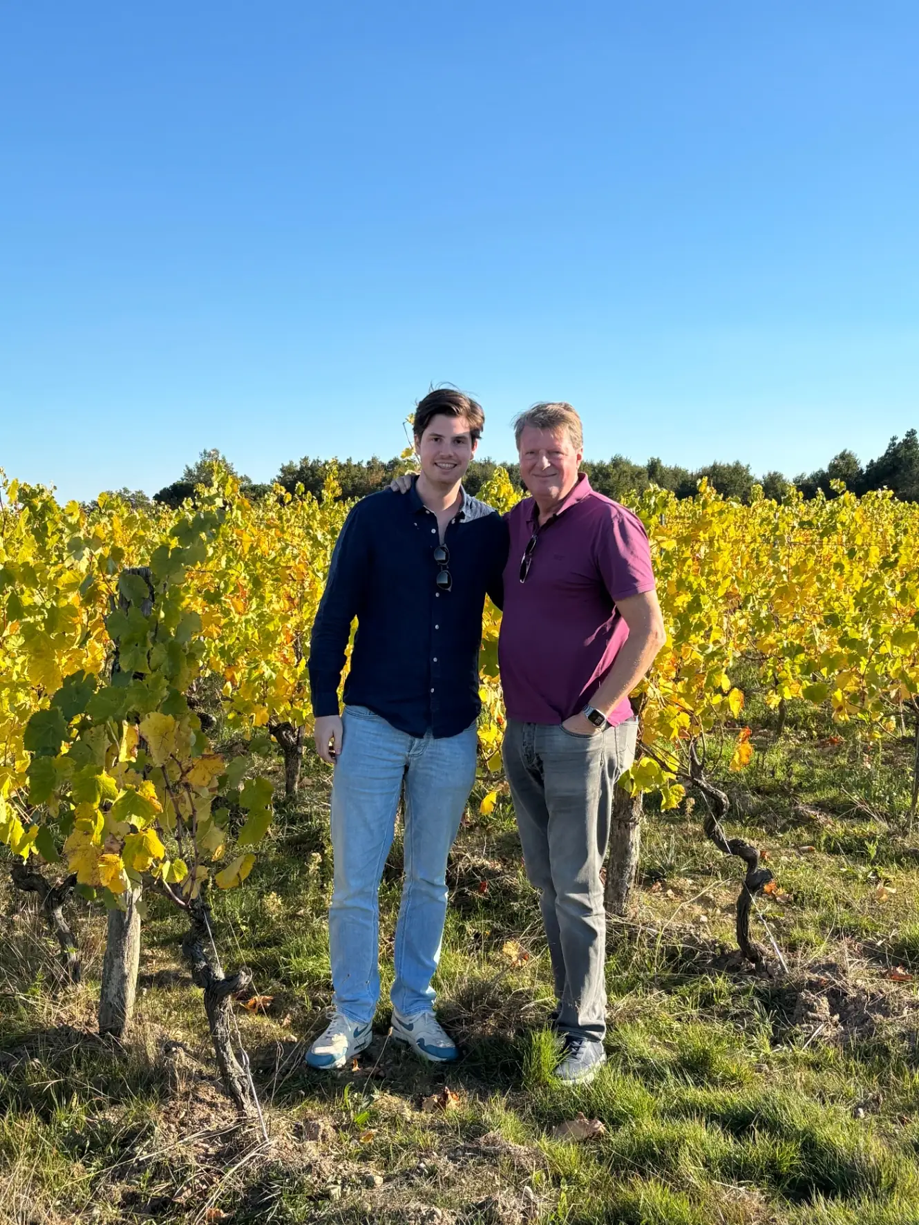 Menno en Floris van Rees Vellinga in de wijngaard